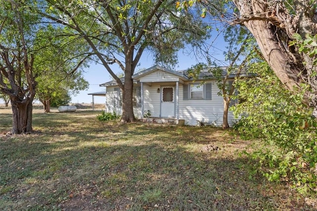 view of front of house featuring a front yard