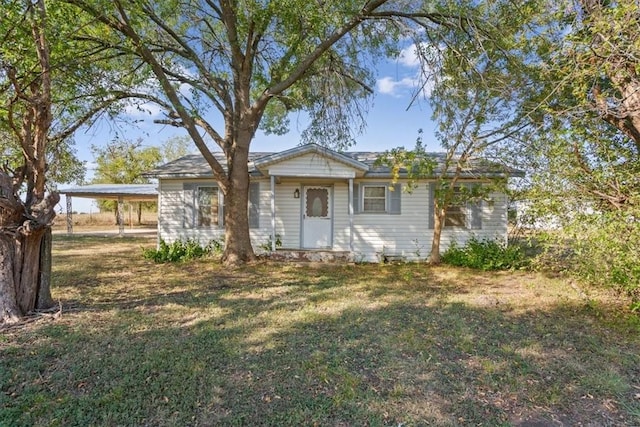 view of front of house featuring a carport and a front yard