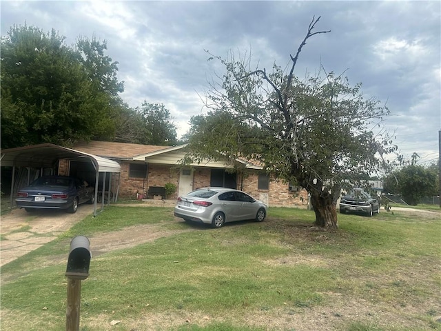 view of front of home featuring a front yard and a carport