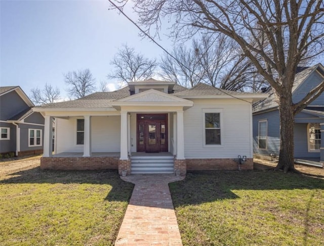 bungalow featuring a front lawn