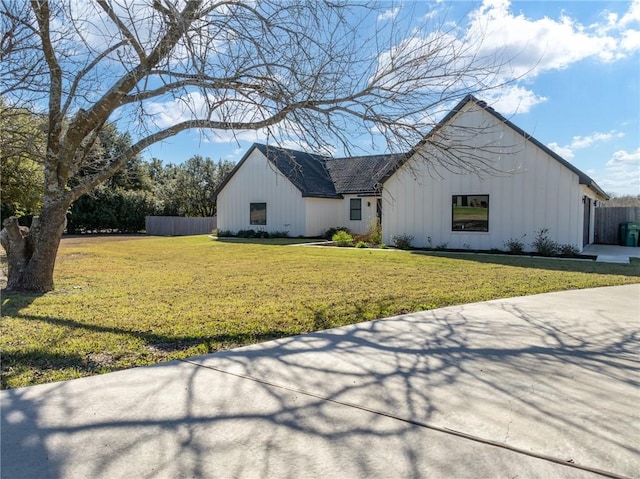 view of front of property with a front lawn