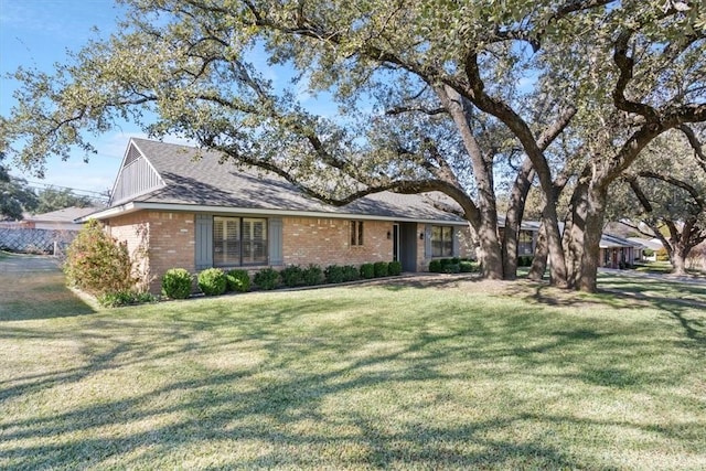 single story home with a front yard