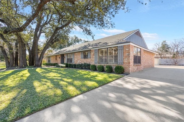 ranch-style house with a front lawn