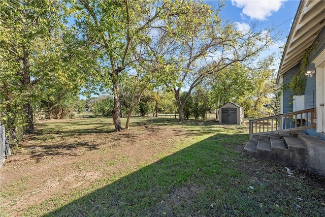 view of yard featuring a shed