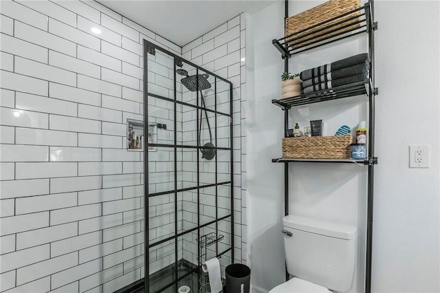 bathroom featuring a tile shower and toilet