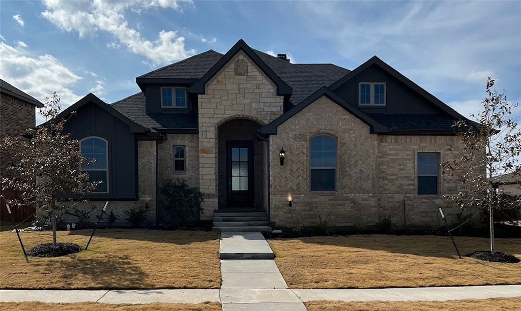 view of front of home with a front yard