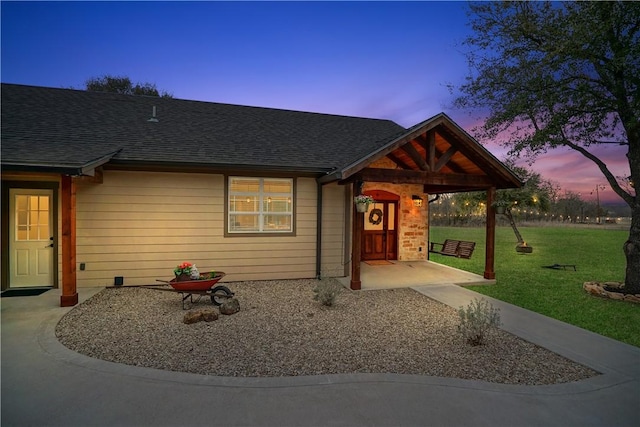 view of front of house featuring a lawn