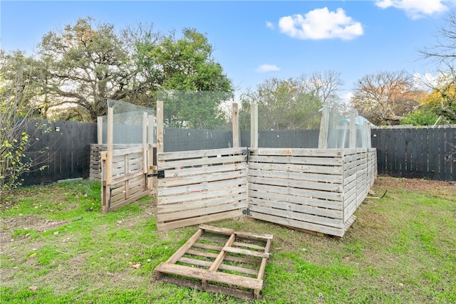 view of yard with an outbuilding