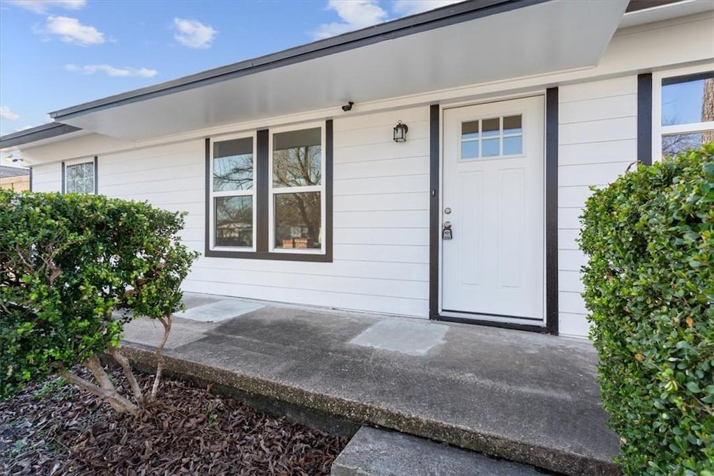 property entrance featuring a porch