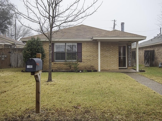 view of front of property featuring a front lawn