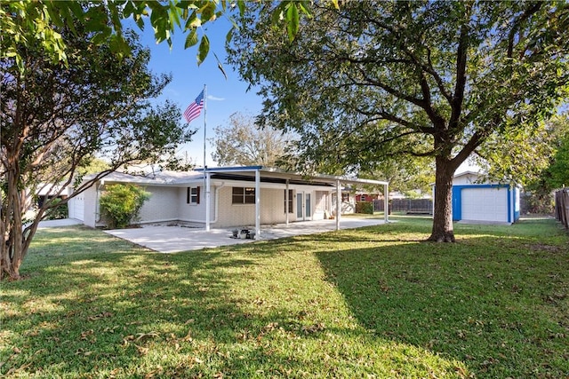 view of yard featuring a patio area