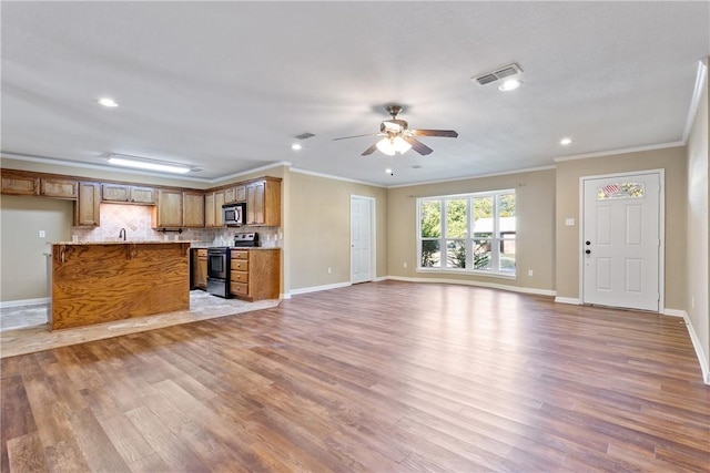 kitchen with ceiling fan, black electric range oven, backsplash, light hardwood / wood-style floors, and ornamental molding