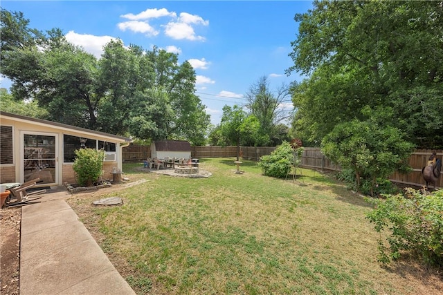 view of yard featuring a fire pit