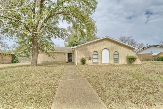 single story home with a front yard