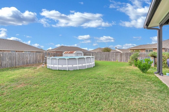 view of yard featuring a fenced in pool