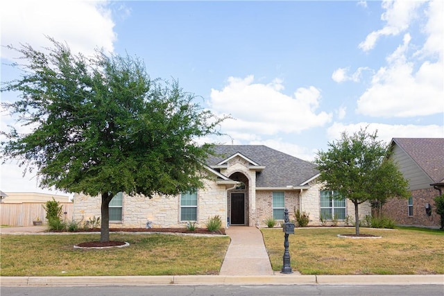 view of front facade featuring a front yard