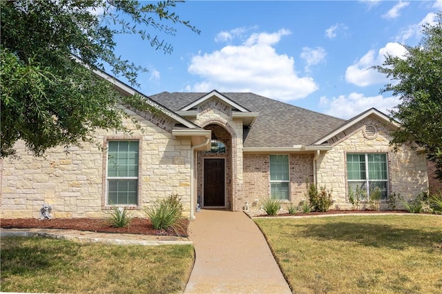 view of front of property with a front yard