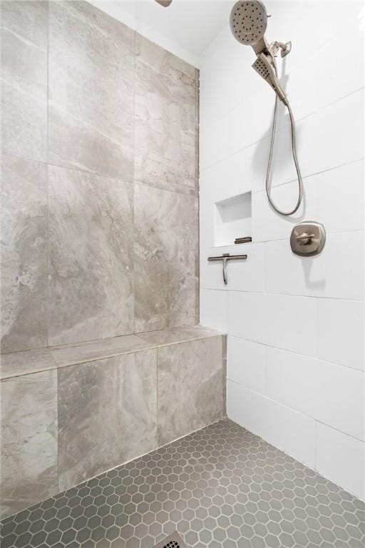 bathroom featuring tiled shower