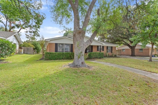 ranch-style home featuring a front lawn