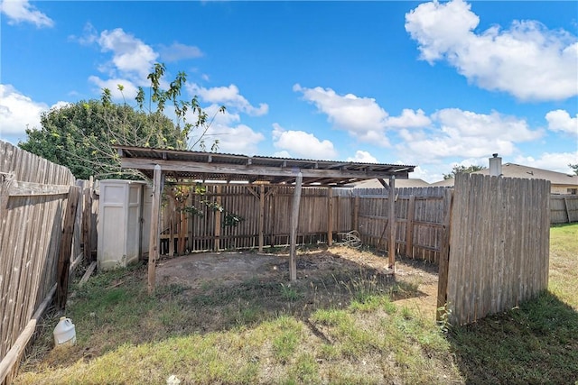 view of yard with a storage unit