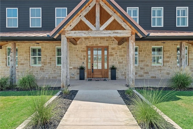 entrance to property featuring a yard