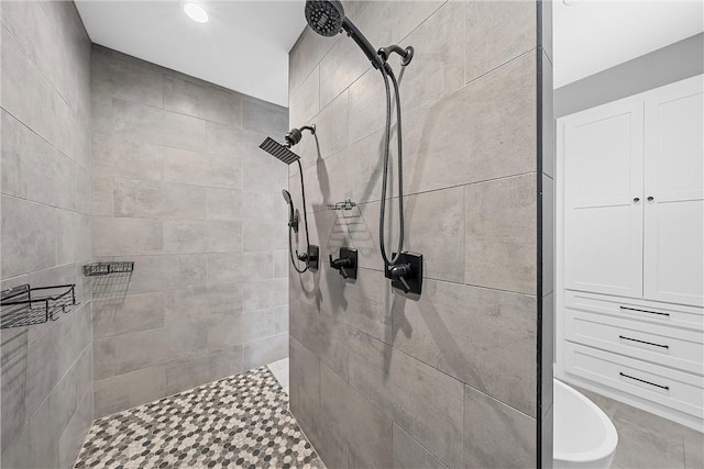 bathroom featuring tiled shower