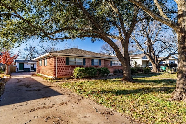 ranch-style home with a front yard