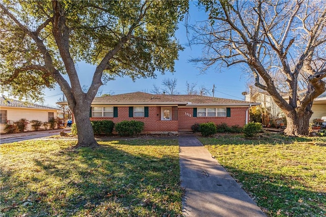 ranch-style house featuring a front lawn