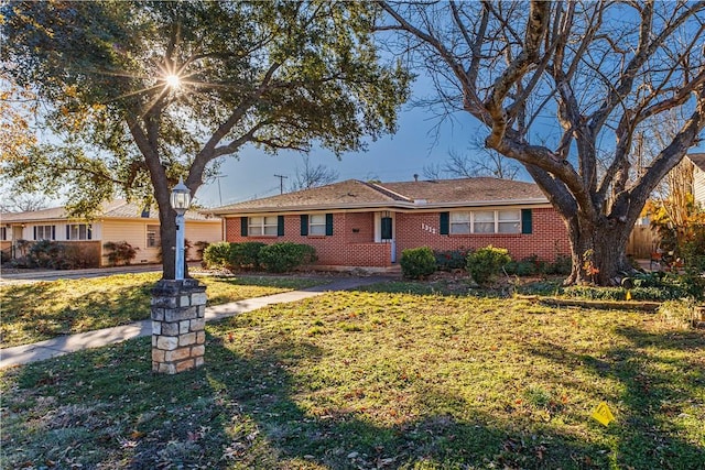 ranch-style house featuring a front yard