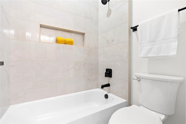 bathroom with tiled shower / bath and toilet