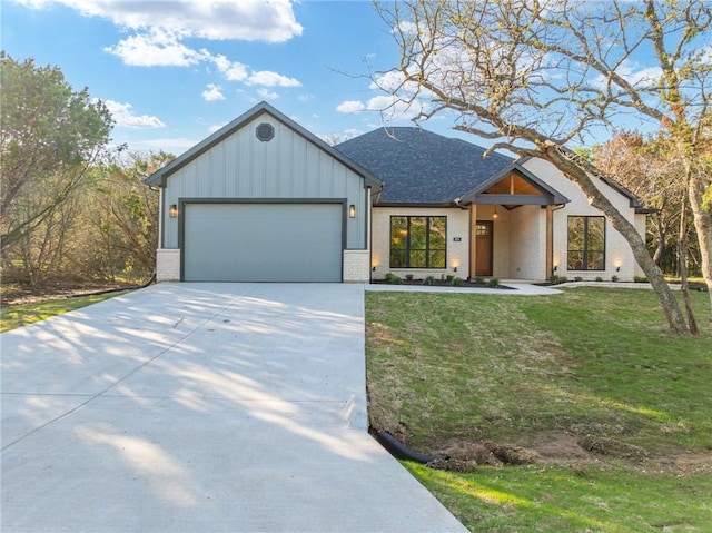 view of front of home featuring a front lawn and a garage