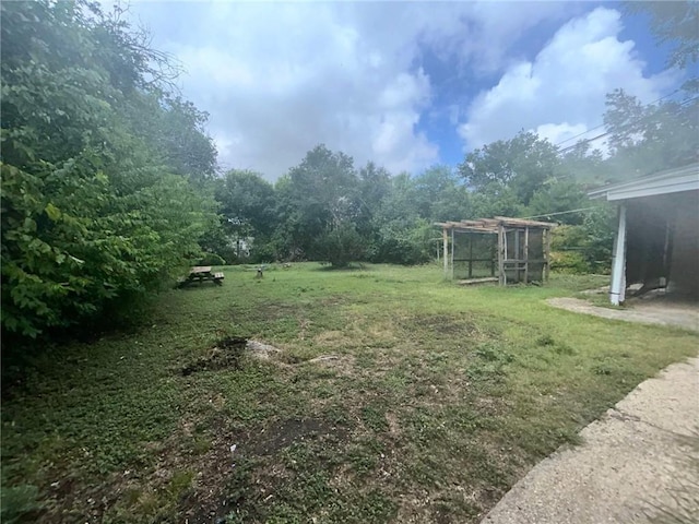 view of yard featuring an outdoor structure