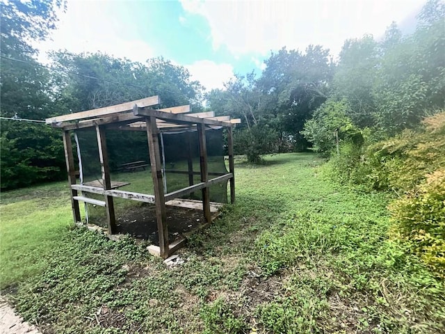 view of yard featuring an outdoor structure