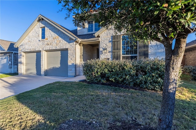 view of front of property featuring a front lawn