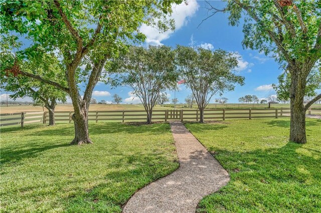 view of yard featuring a rural view