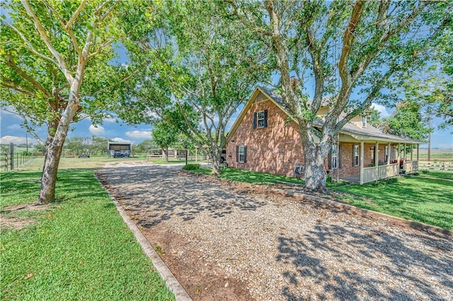 view of front of house featuring a front lawn