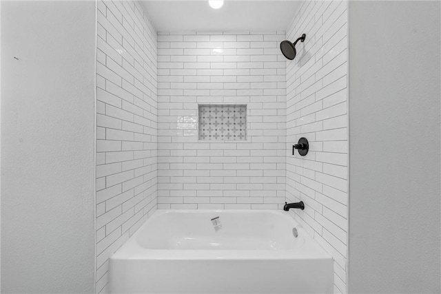 bathroom with tiled shower / bath combo