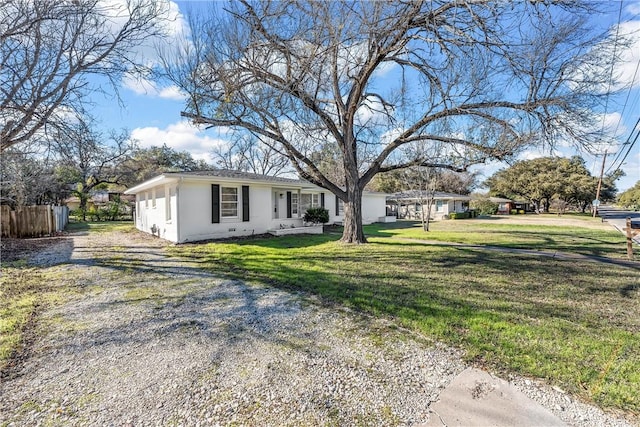 view of front of home featuring a front yard