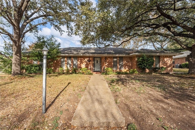 ranch-style house featuring a front yard