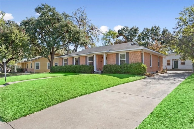 ranch-style house featuring a front lawn