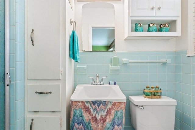 bathroom featuring tile walls