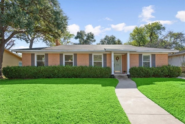 ranch-style house featuring a front yard