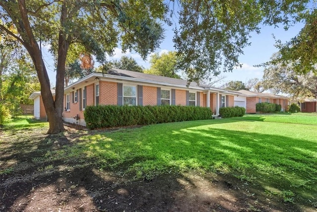 single story home with a front lawn