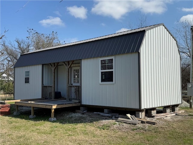 view of front facade with a front lawn