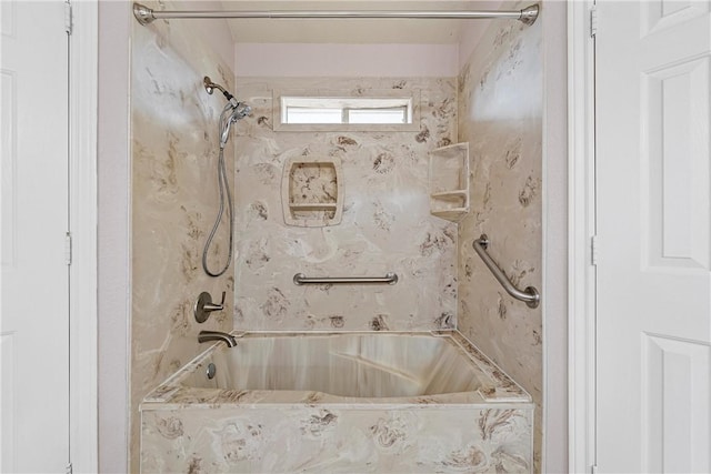 bathroom with tiled shower / bath