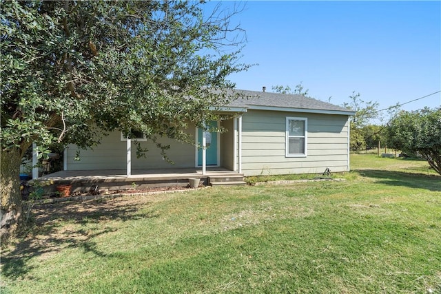 view of front of property featuring a front yard