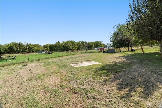 view of yard featuring a rural view