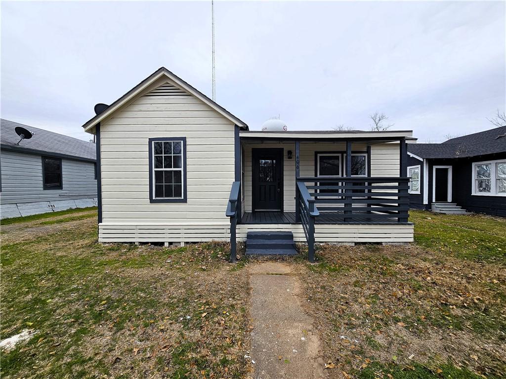 view of front facade featuring a front lawn and a porch