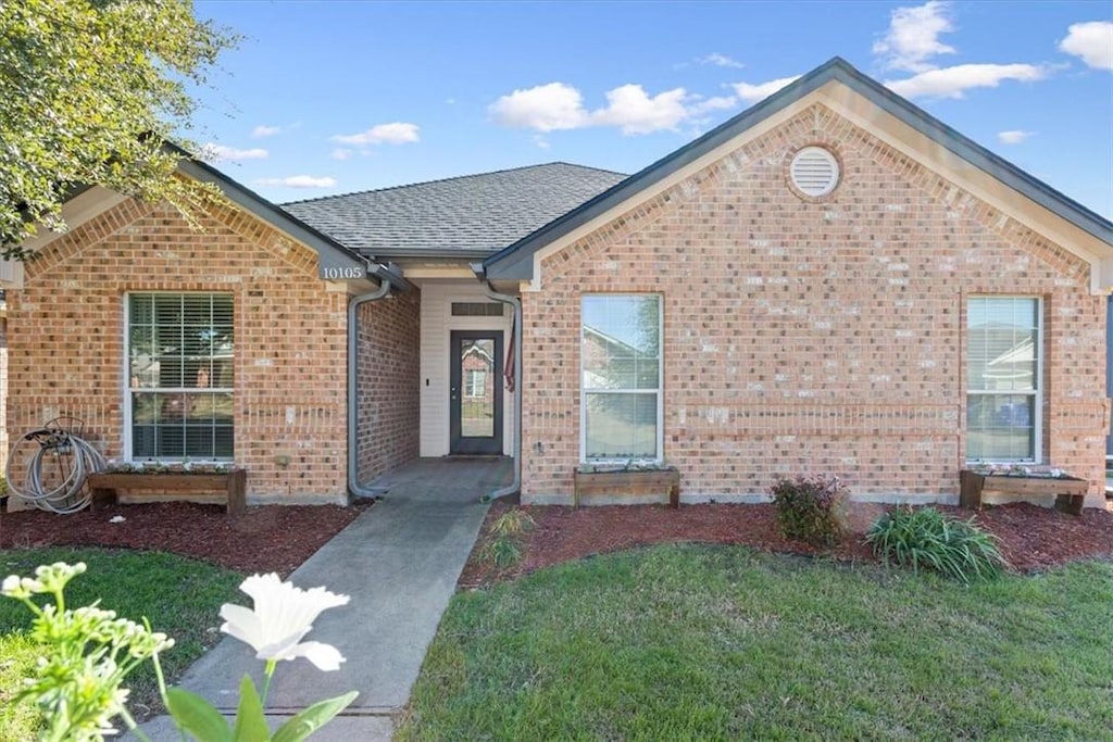 view of front of house with a front yard