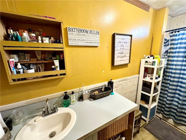 bathroom featuring a shower with curtain and sink